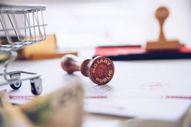 İmzalanmış belgede noter mührü.