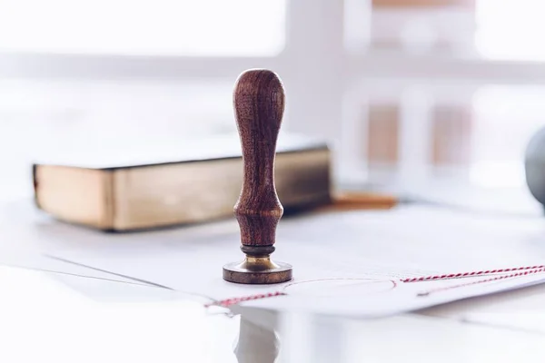 Carimbo de notário em uma mesa em um escritório de notarys. — Fotografia de Stock