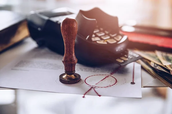 Notariële zegel op een testament. Betaling met een betaalkaart voor een notaris. — Stockfoto