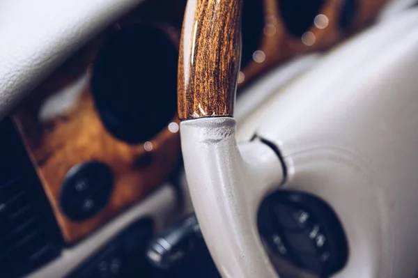 Gescheurd lederen stuurwiel in klassieke auto. — Stockfoto