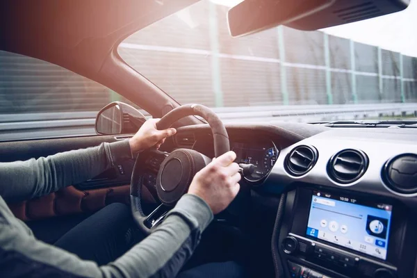 Mans Hände am Lenkrad eines fahrenden Autos. — Stockfoto