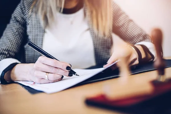 Advokat, notarie en kvinna arbetar på sitt kontor, undertecknar viktiga dokument. — Stockfoto