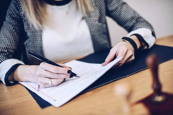 Hand notaris vrouw ondertekenen juridische of verzekeringsdocument. — Stockfoto