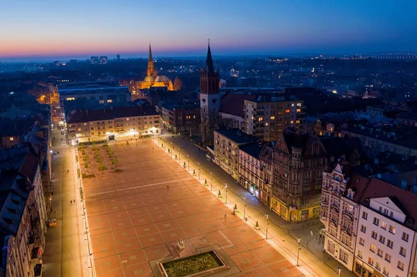 Luchtfoto drone uitzicht op Bytom stad 's avonds. — Stockfoto