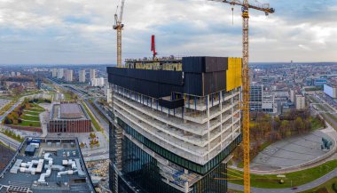 Katowice 'deki gökdelen inşaatında hava aracı görüntüsü