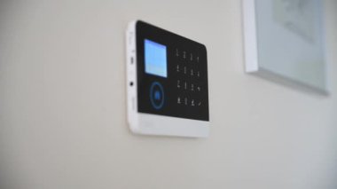 Alarm sistemini etkisiz hale getiren bir adamın eli. Ev güvenlik alarmı.