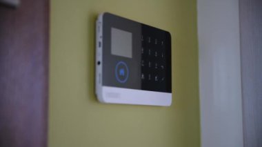 Mans sistemin uzaktan kumandası ile alarm sistemini etkisiz hale getiriyor.