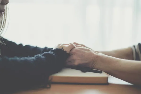 Mani di madre e figlia che pregano. — Foto Stock