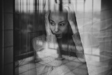 Üzgün düşünceli kadın depresyonda görünüyor..