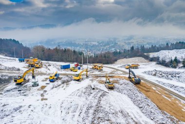 Polonya Beskidy 'de kış yolu inşaatında hava aracı görüntüsü