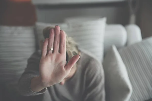 Eine depressive, einsame, unglückliche Frau mit ausgestreckter Hand, die allein sitzt, fühlt sich traurig, enttäuscht und deprimiert. — Stockfoto