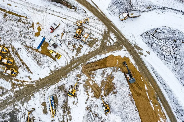 ポーランドの冬の道路建設の空中ドローンビュー｜Beskidy — ストック写真