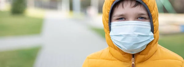 Orvosi maszkot viselő tinédzser fiú portréja, légzésvédelem. — Stock Fotó