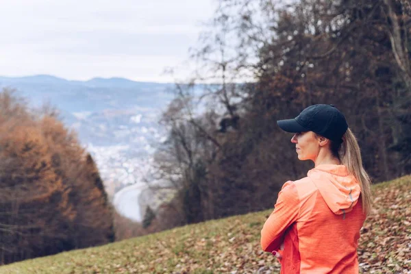 Mulher loira atleta. Correndo nas montanhas. — Fotografia de Stock