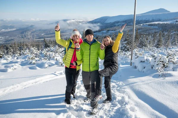 Trois amis sur le sentier de montagne. Très amusant par une belle journée d'hiver. — Photo
