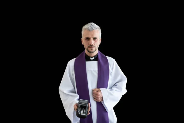 Beau prêtre catholique tenant terminal de carte de crédit. Église et argent — Photo