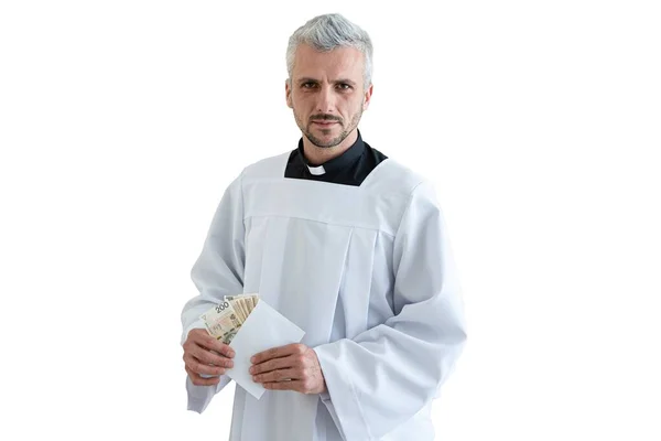 Polsk katolsk präst med polska pengar zloty under pastorsbesök i Polen — Stockfoto