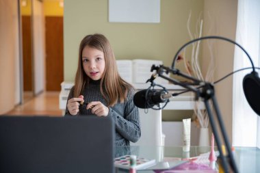 Genç bir güzellik blogcusu çevrimiçi video içeriğini kaydediyor, güzellik ürünlerinin canlı yayını.