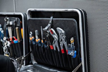 Mekanik tamirci metal kutusu veya farklı aletleri olan çanta