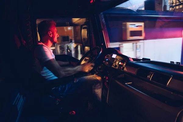 Lastwagenfahrer bei der Arbeit. Nachtschicht. — Stockfoto