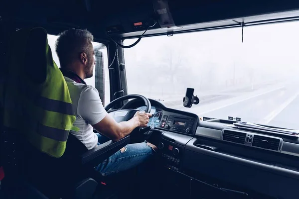 직장에서 트럭의 운전대에 앉아 있는 다루기 쉬운 운전자. — 스톡 사진