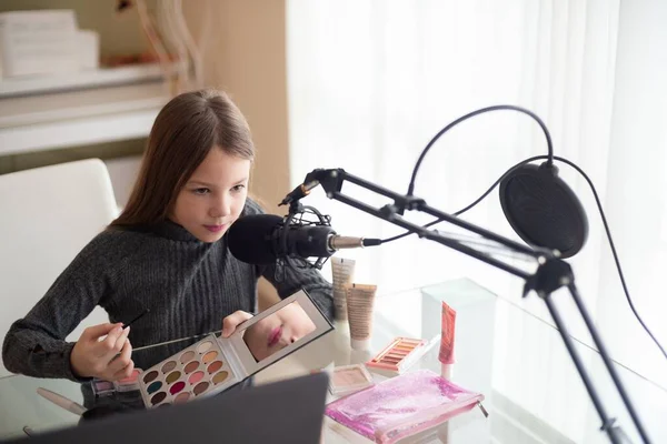 Young vlogger talking about makeup eye shadow. — Stock Photo, Image