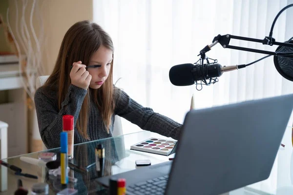 Jeune blogueuse enregistrant un tutoriel vidéo pour son blog de beauté sur les cosmétiques. Blogging, vidéoblog, concept de maquillage. — Photo