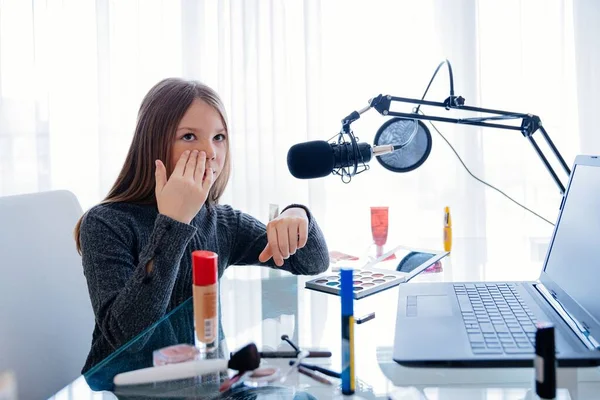 Young blogger in front of camera recording vlog herself talking about with makeup cosmetics for internet social networks at home — Stock Photo, Image