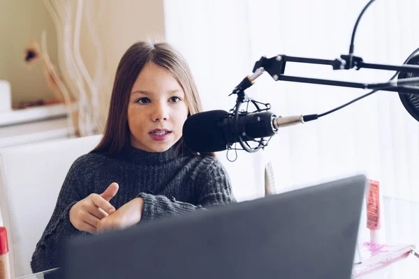 Image of young blogger girl recording broadcast with microphone. — Stock Photo, Image