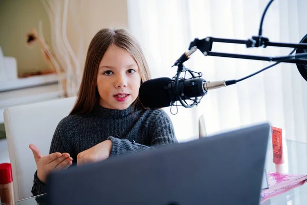 Beauté jeune adolescent filmant la vidéo pour sa chaîne. Blogging, vidéoblog, concept de maquillage. — Photo