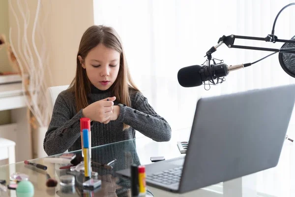 Jeune beuty vlogger tester divers cosmétiques. — Photo