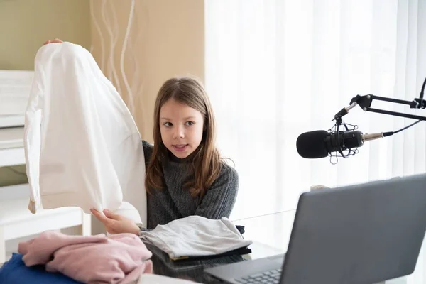 Young beautiful vlogger recording video for her blog. — Stock Photo, Image