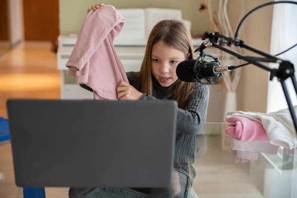 Young beautiful girl recording video for her blog about clothes. — Stock Photo, Image