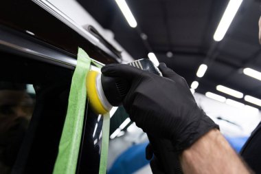 Araba temizleme stüdyosu. Piyano siyah araba unsuru.