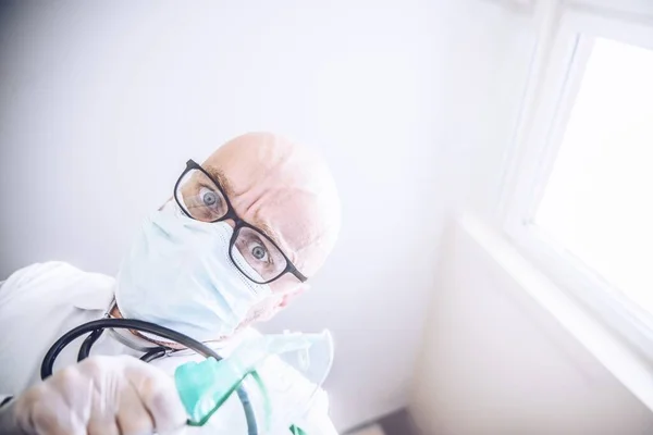 Dokter in het ziekenhuis zet zuurstofmasker op. Ademhalingsproblemen — Stockfoto