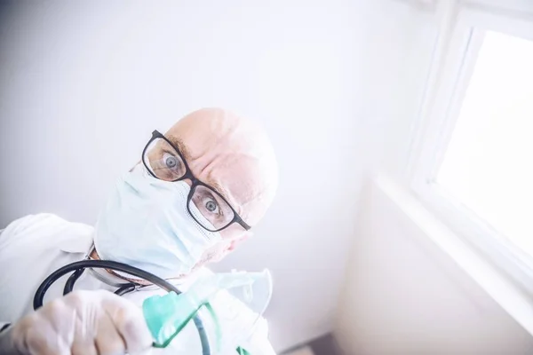 Doctor in hospital putting on oxygen mask. Breathing problems — Stock Photo, Image