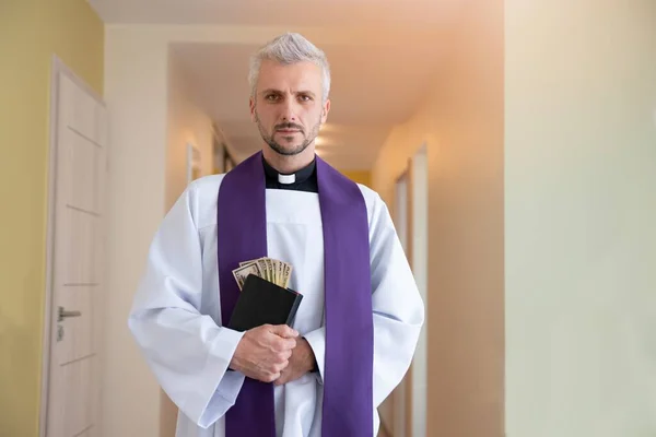 Rahip, inananların evlerinde dolaşır. Pastoral ziyaretler. — Stok fotoğraf