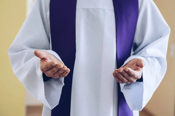 Prêtre mains dans la prière ou geste de bénédiction — Photo