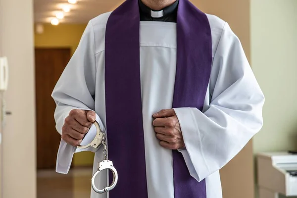 Sacerdote católico con esposas. Iglesia y crimen — Foto de Stock