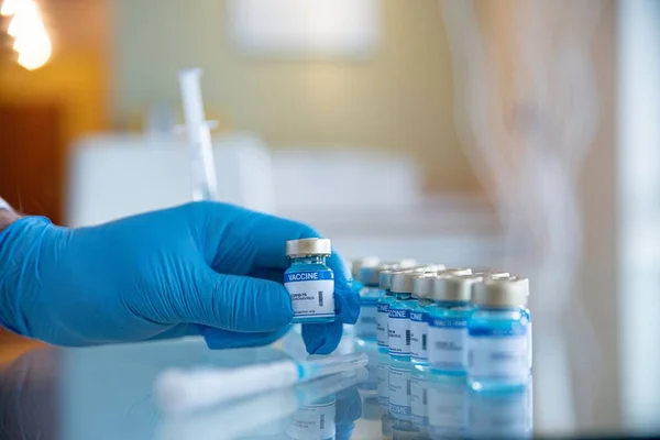 Ampoules with Covid-19 vaccine in laboratory. Fighting with the coronavirus pandemic. — Stock Photo, Image