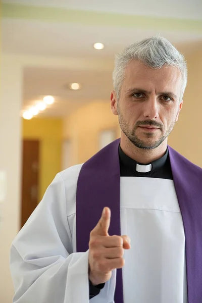 Sacerdote reza e ameaça com o dedo — Fotografia de Stock