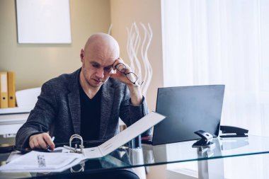 Endişeli iş adamı iş yerinde stresli hissediyor.