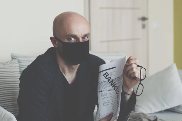 Um homem deprimido faliu. Tristeza e depressão. — Fotografia de Stock