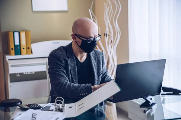 Man with medical mask for coronavirus covid-19 protection working in office. — Stock Photo, Image