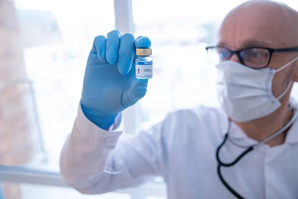 Vacuna contra el Coronavirus COVID-19. Doctor científico analizando virus. — Foto de Stock