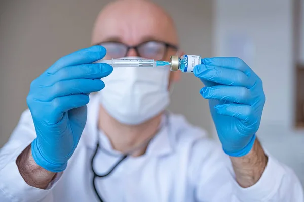 Desarrollo y creación de una vacuna contra el coronavirus COVID-19. Doctor científico analizando virus. — Foto de Stock