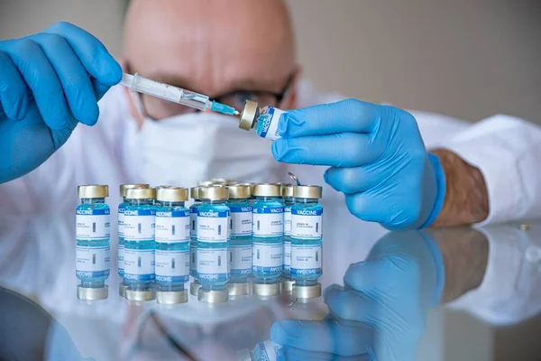 Vaccine selection. Ampoules with Covid-19 vaccine. — Stock Photo, Image