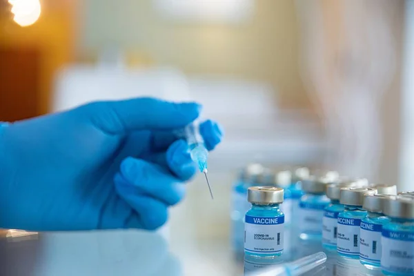 Médico preparando la vacuna COVID-19 contra el coronavirus. Ampollas con vacuna Covid-19 en laboratorio. — Foto de Stock