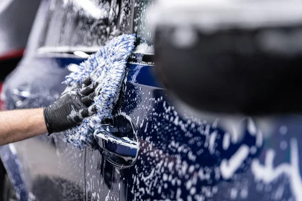 Mousse sur la carrosserie dans le lavage manuel de voiture — Photo