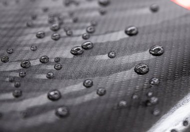 Araba boyasına su damlaları. Araba gövdesinde hidrofobik su etkisi